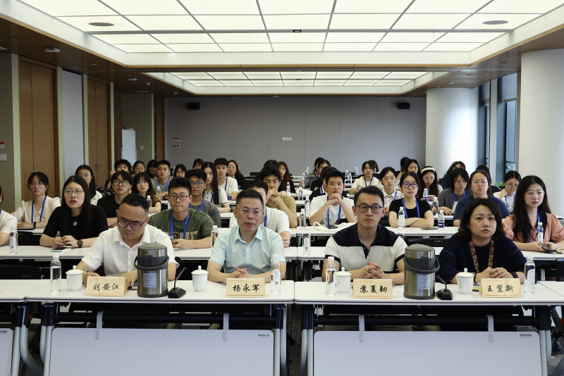 浙江大學(xué)經(jīng)濟學(xué)院、國際聯(lián)合商學(xué)院全國優(yōu)秀大學(xué)生夏令營到浙江東方參訪 劉安江（左一）楊永軍（左二）.jpg